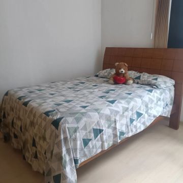 Cama de madeira casal com cabeceira