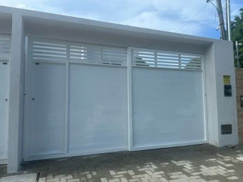 Casa no Portal do Sol com 3 quartos, sendo 2 suítes e com piscina aquecida.