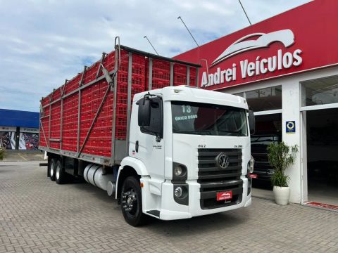 VW Volkswagen Constellation 24-280 Truck 6x2 Carroceria Frango e Aves 2013