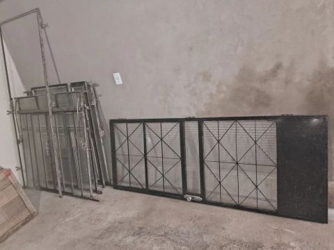 Vendo janelas com vidro. 300 cada peça. A PORTA JÁ FOI VENDIDA. 
