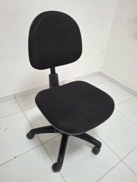 Cadeira de escritório giratória preta
