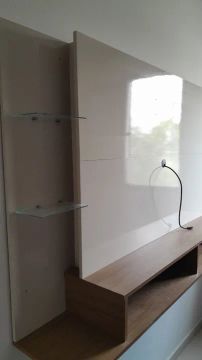 Rack para TV com prateleiras de vidro