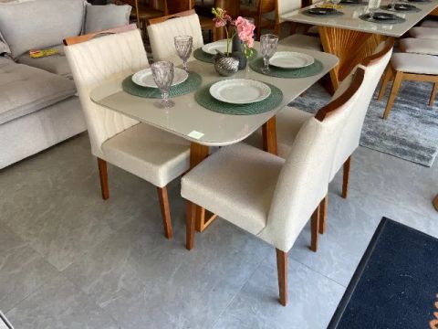 Mesa de jantar 1,20m com base em madeira e tampo laqueado + 4 cadeiras - R$ 1.199,00
