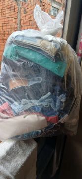Saco com roupas femininas tudo por 50