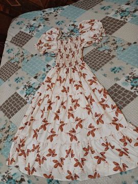 Vestido Floral Branco com Mangas Bufantes