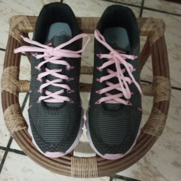 Tênis Feminino Preto com Cadarço Rosa