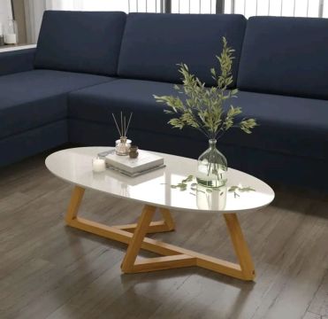 Mesa de centro oval off-white com pés de madeira
