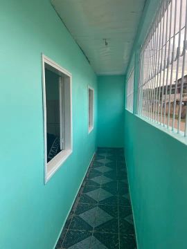 Casa com varanda e área de serviço