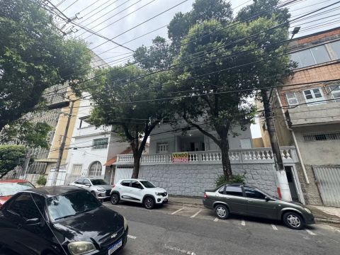 Casa principal com 4qts, garagem, varanda, quintal no Centro - Vitória. Oportunidade