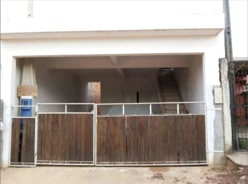 Casa com estrutura pra sobrado 