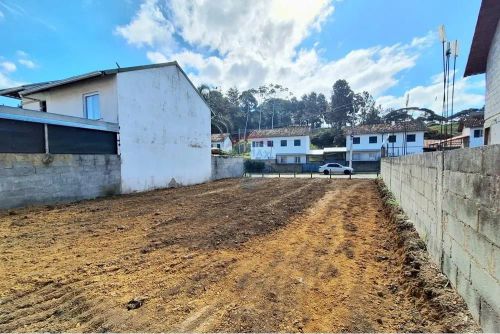 ÚLTIMO TERRENO PLANO À VENDA EM CONDOMÍNIO, COM PISCINA E ÁREA DE LAZER, EM NOVA FRIBURGO