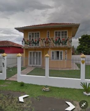 Casa com 3 Quarto(s) e 2 banheiro(s) para Alugar, 600 m² por R$ 3000 / Mês