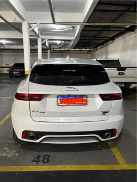Jaguar  E Pace carro de garagem 