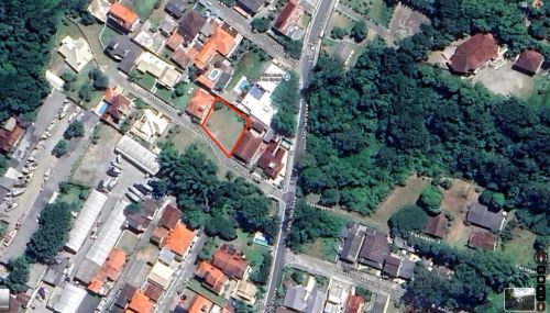 Terreno com 1.047m² em Sambaqui