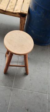 Banqueta de madeira rústica