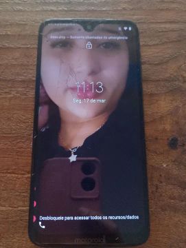 Celular Motorola com tela quebrada
