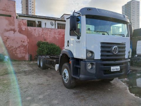 Vendo caminhão Volkswagen Ano 2017 traçado 6x4