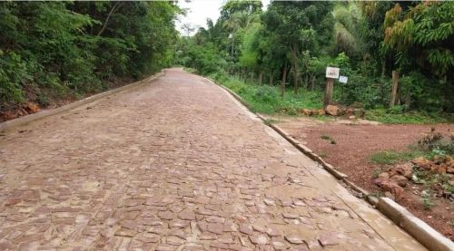 Terreno com acesso por estrada de pedra
