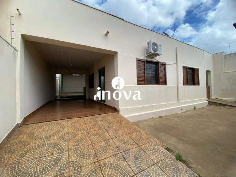 Casa a venda com galpão, bairro Costa Teles