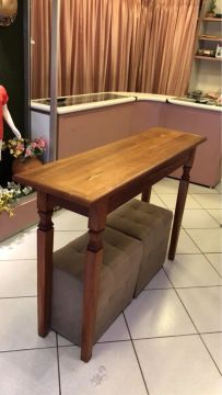 Mesa de madeira maciça com tampo em madeira