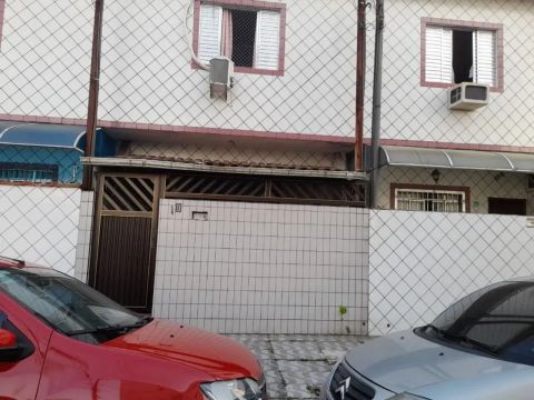 Sobradinho, 02 dormitórios, garagem fechada.
