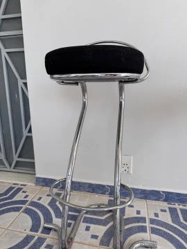 Banqueta alta cromada com assento estofado