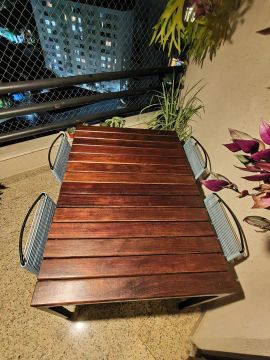 Mesa de madeira Roxinho e 4 cadeiras espaguetes azuis
