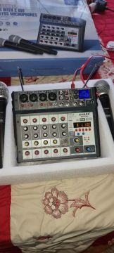 Mesa de Som Profissional Mixer, 2 Microfone Sem Fio Embutidos Pen-drive Bluetooth