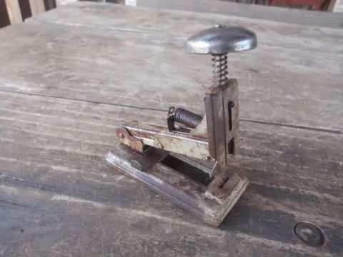 Grampeador antigo 