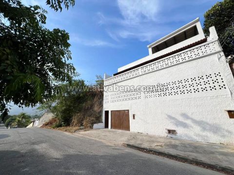 Excelente Casa com 02 Quartos, Garagem, Quintal, Terraço, Varandão excelente localização e