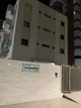 Quarto e sala localizado a quatro quadras da praia de Jatiuca