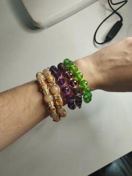 Pulseiras de miçangas coloridas