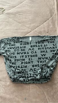 Camiseta cinza ,  com poa, com estampa de frases  rosa , branca