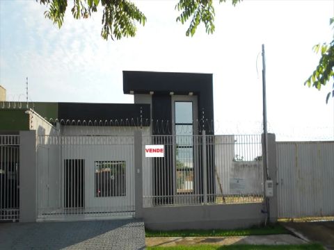 EXCELENTE CASA COM FINO ACABAMENTO.