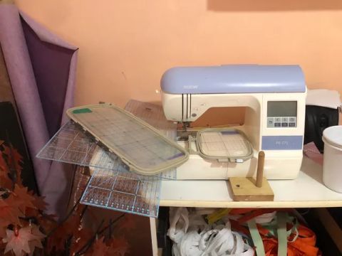 Máquina de bordar Brother PE770
