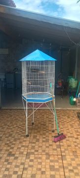 Gaiola sextavada grande para pássaros.