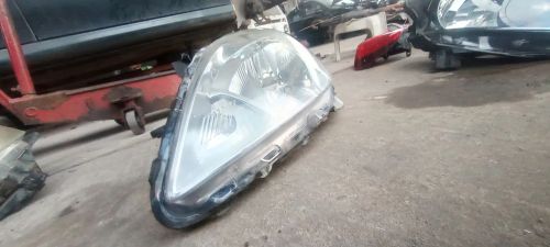 Farol dianteiro do Nissan Versa 2014