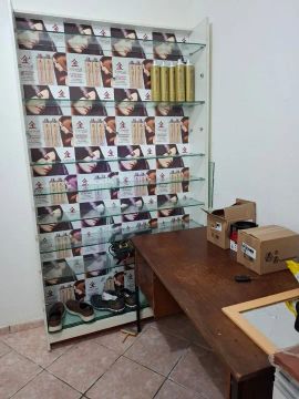 ESTANTE MULTI USO PARA LOJAS OU FARMÁCIA COM PARTILHEIRAS DE VIDROS MAIS ESCRIVANINHA 