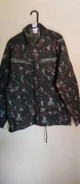 Conjunto Camuflado Militar - Camiseta, Jaqueta e Calça - Novo!