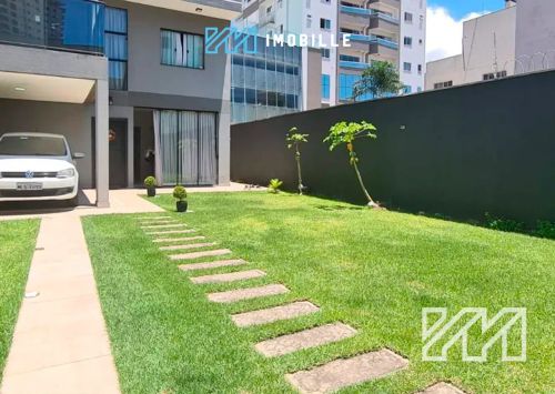 Casa à venda no Centro de Itajaí com 230m² privativos.