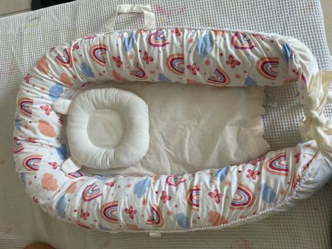 Ninho para bebê com arco-íris