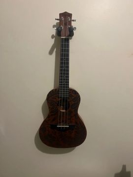 Ukulele com design floral