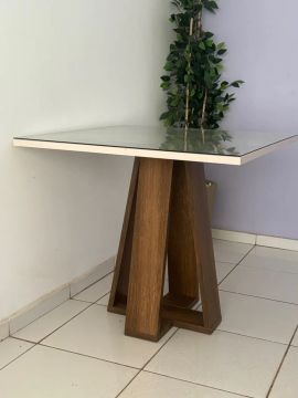 Mesa de Jantar com Tampo de Vidro e Base em Madeira