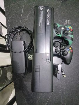 Xbox 360 super slim com dos controles e2 HDs com mais de 70 jogos