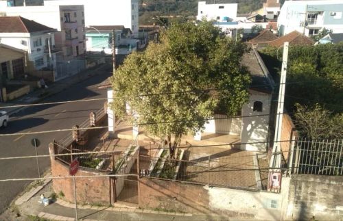 CASA DE ESQUINA À VENDA, A UMA QUADRA DO SUPERMERCADO BELTRAME DA RUA EUCLIDES DA CUNHA.