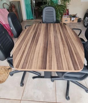 Mesa e 5 cadeiras giratórias para escritório. 