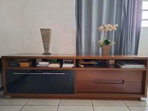 Rack de TV com 2 prateleiras e 2 gavetas