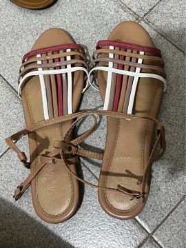 Sandálias femininas com tiras coloridas