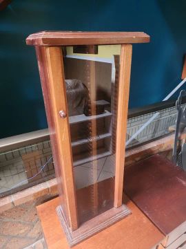 Vitrine de madeira com vidro para cds