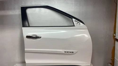 Porta dianteira direita branca Nissan Kicks
